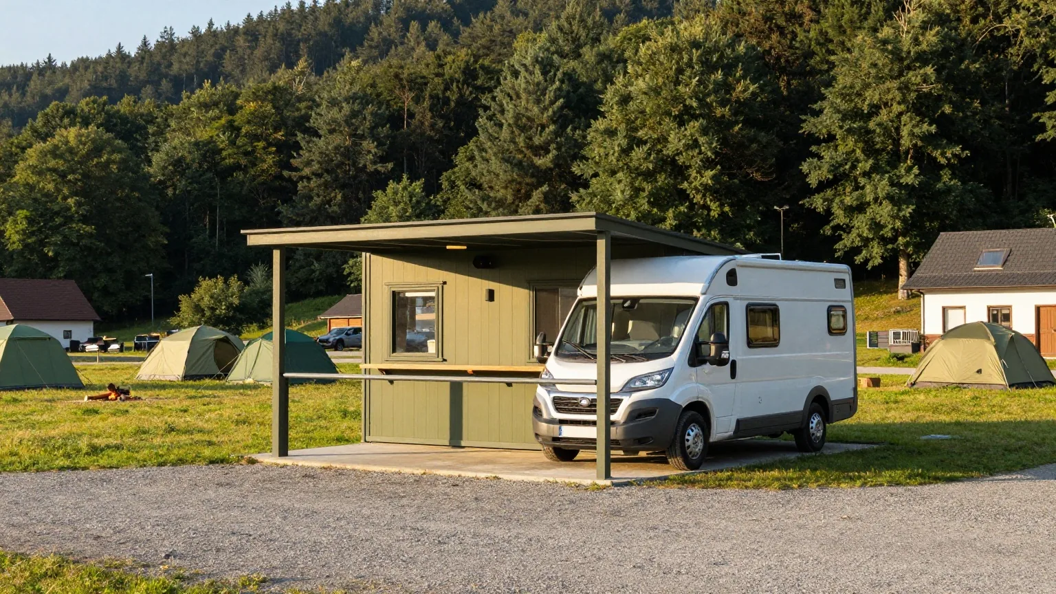 Die Rezeptionshütte am Eingang eines Campingplatzes mit geöffneter Schranke, davor wartet ein weißes Wohnmobil